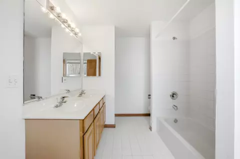 Bath - 2812 Stuart Kaplan Ct, Aurora, IL 60503 photo 6 of 6