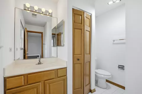 Bath - 2812 Stuart Kaplan Ct, Aurora, IL 60503 photo 4 of 6