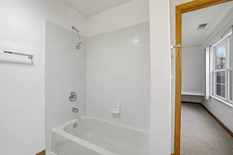 Bath - 2812 Stuart Kaplan Ct, Aurora, IL 60503 photo 5 of 6