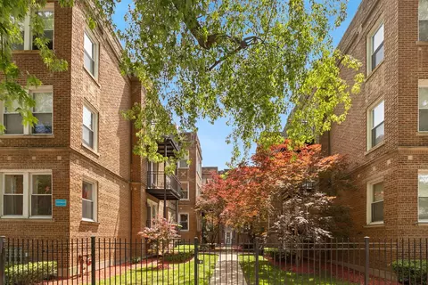 1443 W Victoria St #1F, Chicago, IL 60660