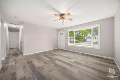 Living - 286 S Barbara Dr, Kankakee, IL 60901 photo 2 of 3