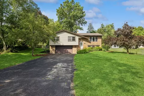 4913 Redbird Ln, Crystal Lake, IL 60012