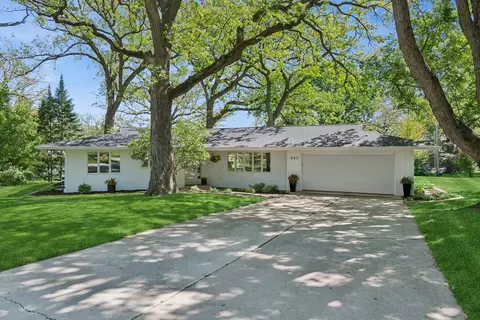 840 Hawthorne Dr, Naperville, IL 60540