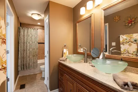 Bath - 8040 Daniel Dr, Justice, IL 60458 photo 2 of 4