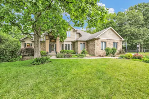1516 River Bluff Dr, Mahomet, IL 61853