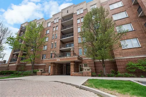 655 Perrie Dr #206, Elk Grove Village, IL 60007
