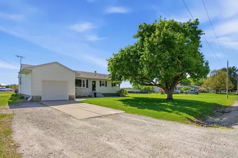 Exterior - 215 N Yates St, Alpha, IL 61413 photo 3 of 5