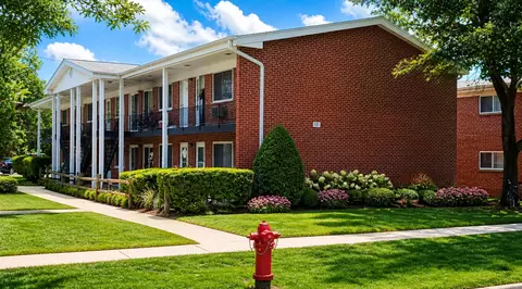 323 N Princeton Ave #8, Villa Park, IL 60181
