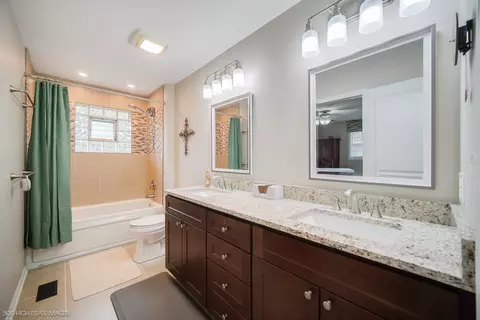 Bath - 29 W 31st Pl, Steger, IL 60475 photo 1 of 2
