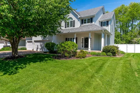 1099 Bridgeview Pl, Le Claire, IA 52753