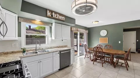 Kitchen - 88 Devonshire Cir, Elgin, IL 60123 photo 4 of 4