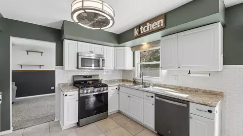 Kitchen - 88 Devonshire Cir, Elgin, IL 60123 photo 2 of 4