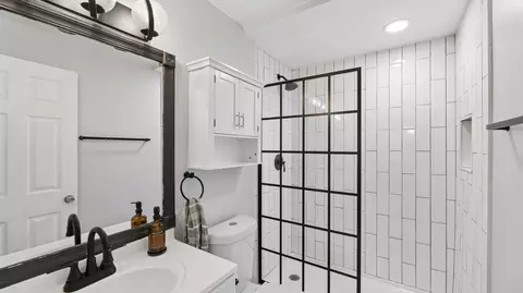 Bath - 88 Devonshire Cir, Elgin, IL 60123 photo 2 of 3
