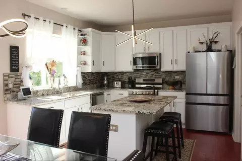 Kitchen - 4740 Whitehall Ct, Algonquin, IL 60102 photo 3 of 8