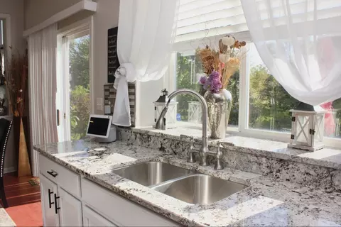 Kitchen - 4740 Whitehall Ct, Algonquin, IL 60102 photo 6 of 8
