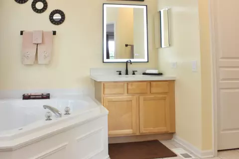 Bath - 4740 Whitehall Ct, Algonquin, IL 60102 photo 3 of 10