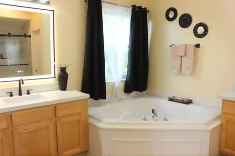 Bath - 4740 Whitehall Ct, Algonquin, IL 60102 photo 2 of 10
