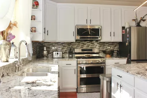 Kitchen - 4740 Whitehall Ct, Algonquin, IL 60102 photo 5 of 8