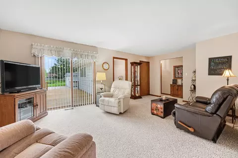 Living - 3333 186th St, Lansing, IL 60438 photo 4 of 5