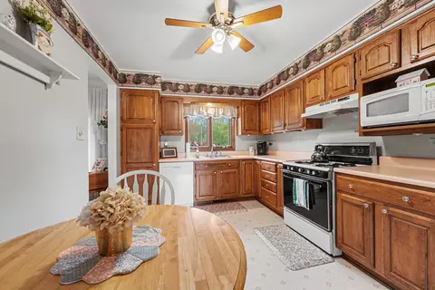 Kitchen - 3333 186th St, Lansing, IL 60438 photo 2 of 2