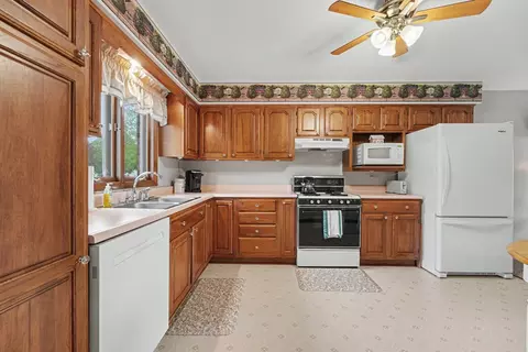 Kitchen - 3333 186th St, Lansing, IL 60438 photo 1 of 2