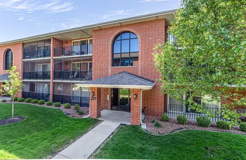 5031 Circle Dr #207, Crestwood, IL 60418