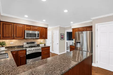 2045 Somerset Ln, Wheaton, IL 60189 photo 17