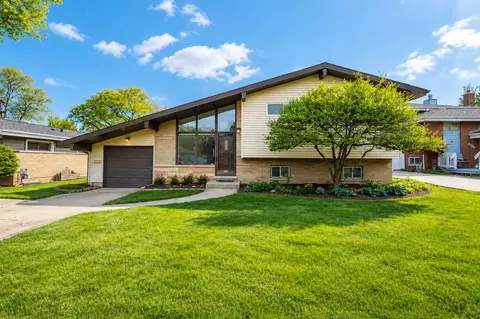 826 S Villa Ave, Villa Park, IL 60181