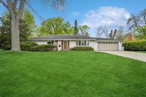 1112 Whitfield Rd, Northbrook, IL 60062