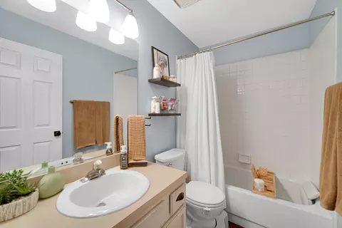 Bath - 2117 Peach Tree Ln #2117, Algonquin, IL 60102 photo 2 of 3