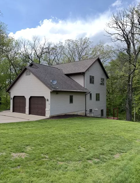 Exterior - 1257 Trail Dr, Dixon, IL 61021 photo 2 of 5