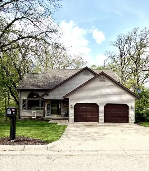 1257 Trail Dr, Dixon, IL 61021
