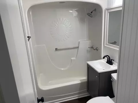 Bath - 2927 13th Ave, Moline, IL 61265 photo 1 of 1