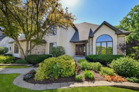 103 Hawkins Cir, Wheaton, IL 60189