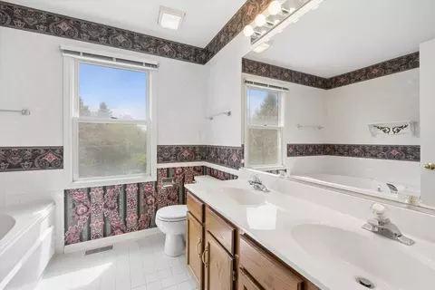 Bath - 1721 Waverly Ln, Algonquin, IL 60102 photo 2 of 4