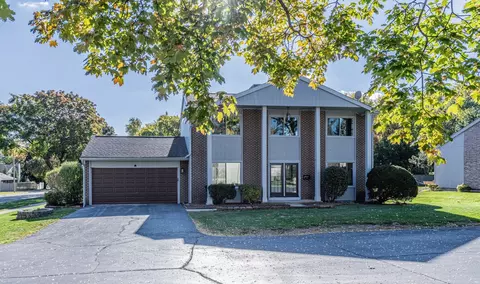 380 Ventura Club Dr, Roselle, IL 60172