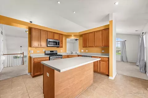 Kitchen - 5303 Cobblers Xing, Mchenry, IL 60050 photo 2 of 4