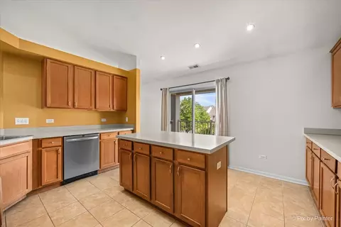 Kitchen - 5303 Cobblers Xing, Mchenry, IL 60050 photo 3 of 4