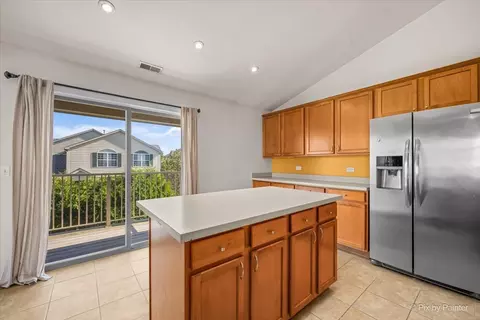 Kitchen - 5303 Cobblers Xing, Mchenry, IL 60050 photo 4 of 4