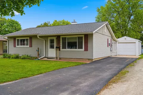 1435 Lanewood Dr, Dixon, IL 61021