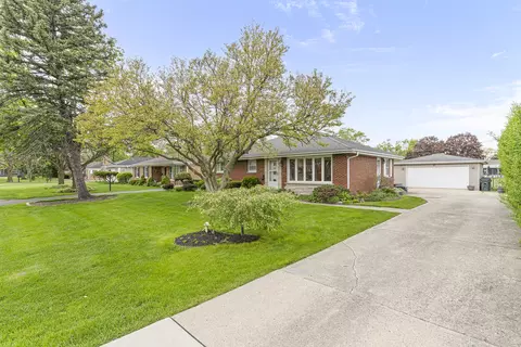 2232 Covert Rd, Glenview, IL 60025