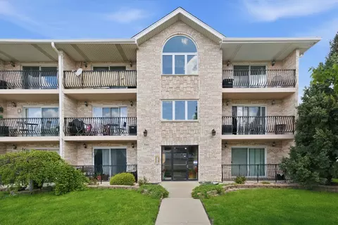 5940 W 87th St #301, Burbank, IL 60459