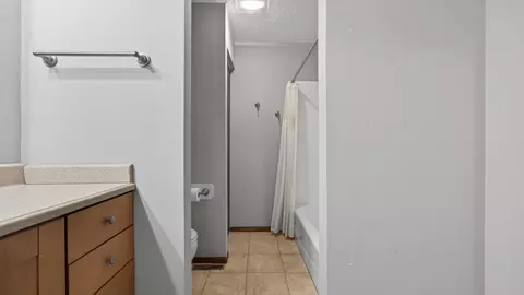 Bath - 1108 E Jefferson St #7, Bloomington, IL 61701 photo 3 of 3