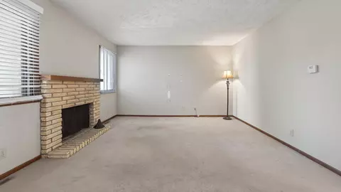 Living - 1108 E Jefferson St #7, Bloomington, IL 61701 photo 3 of 5