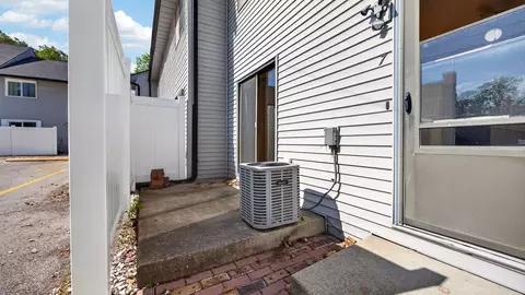 Exterior - 1108 E Jefferson St #7, Bloomington, IL 61701 photo 1 of 4
