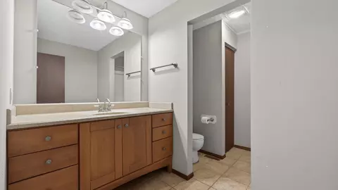 Bath - 1108 E Jefferson St #7, Bloomington, IL 61701 photo 2 of 3