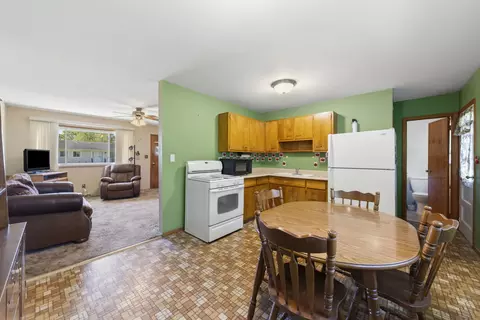 Kitchen - 303 Edgelawn Dr, Plano, IL 60545 photo 2 of 3