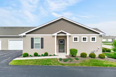 1021 Crestview Ln, Pingree Grove, IL 60140