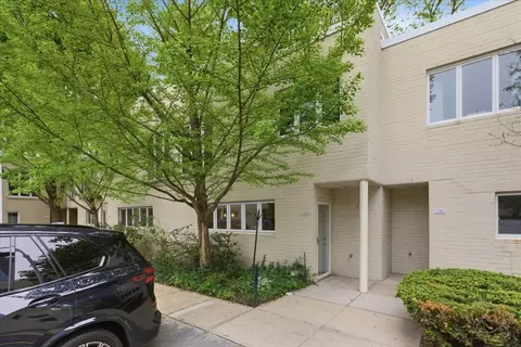 1085 S Park Ter, Chicago, IL 60605