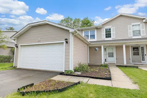 906 Oak Ridge Dr, Streamwood, IL 60107